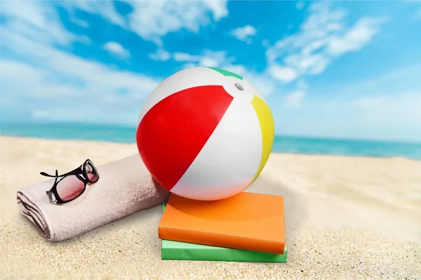 Крупним Планом Пляжні Аксесуари Піску Сонцезахисні Окуляри Рушник — стокове фото