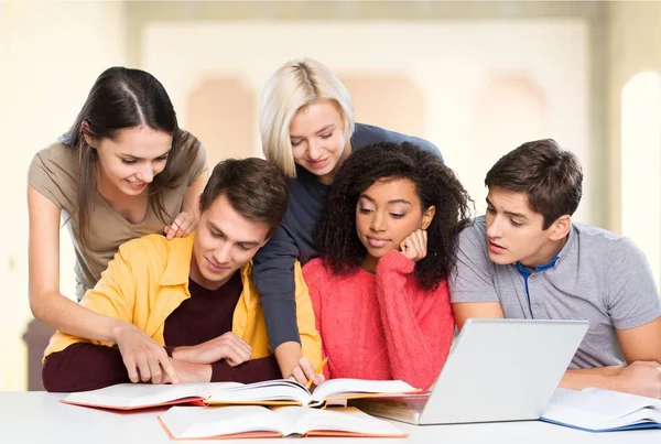 Grupp studenter med dator — Stockfoto