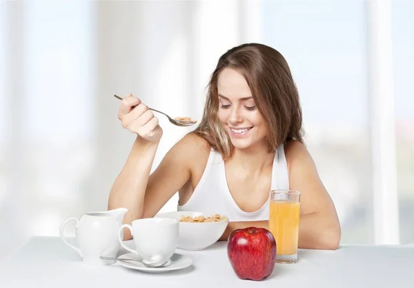 Frau genießt Frühstück — Stockfoto