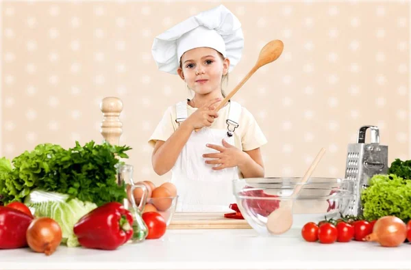 Petite fille préparant des aliments sains — Photo