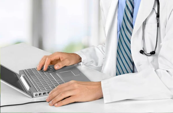 Medico utilizzando laptop — Foto Stock