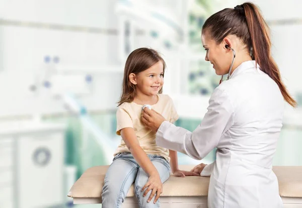 Médico joven con niña — Foto de Stock