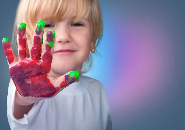 Menina com mão na pintura — Fotografia de Stock