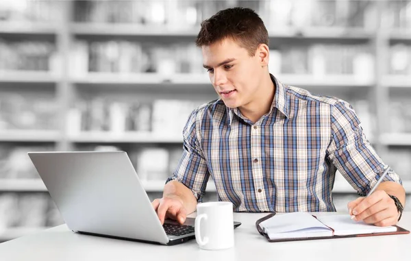 Man typing on laptop — Stock Photo, Image