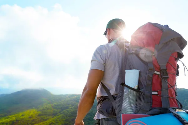 Junge männliche Wanderer mit Rucksack — Stockfoto