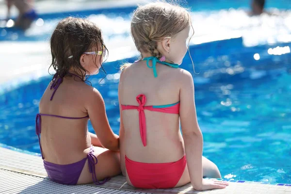 Chicas divirtiéndose en la piscina — Foto de Stock