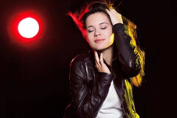 Retrato de joven linda mujer — Foto de Stock