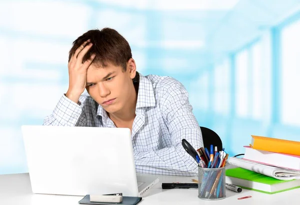 Hombre joven usando el ordenador portátil —  Fotos de Stock