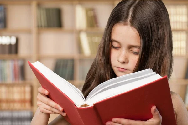 Menina leitura livro — Fotografia de Stock