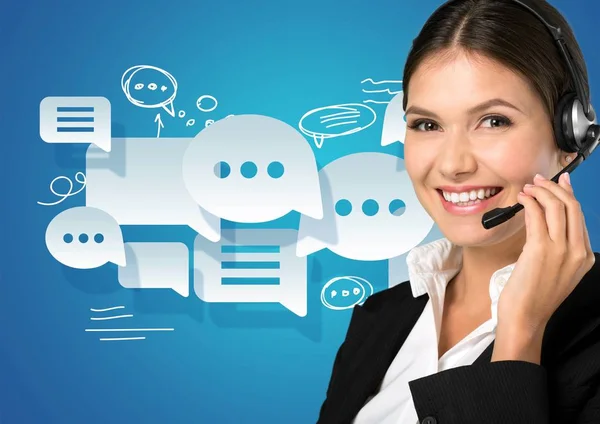 Kulaklıklı genç bir kadın.