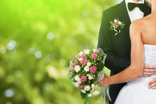 新娘和新郎拿花束 — 图库照片