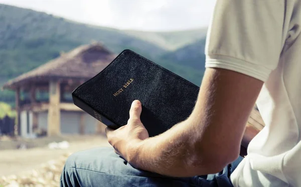 Muž, který držel bible kniha — Stock fotografie