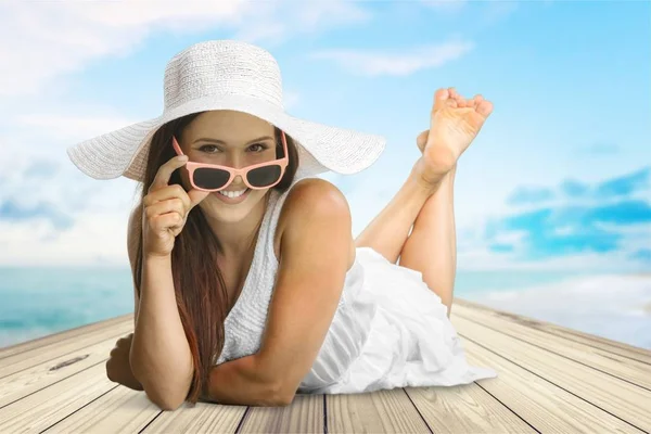 Mulher bonita com chapéu e óculos de sol — Fotografia de Stock