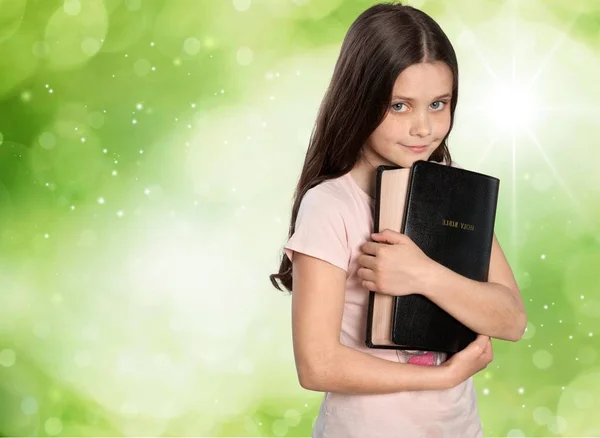 Menina segurando Bíblia — Fotografia de Stock
