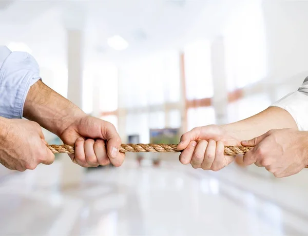 Gente de negocios tirando de cuerda — Foto de Stock