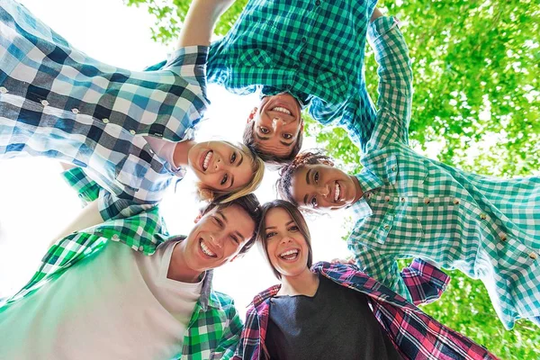 Grupp Lyckliga Ungdomar Cirkeln Sommar Bakgrund — Stockfoto