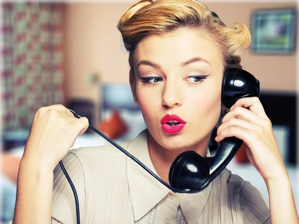 Jovem mulher usando telefone — Fotografia de Stock