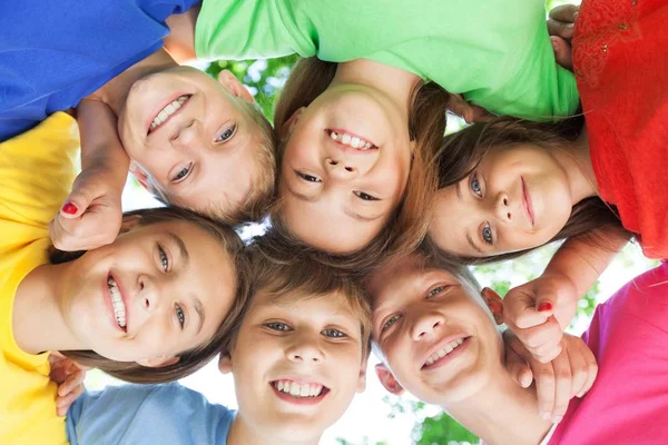 Gruppo di bambini che si abbracciano — Foto Stock