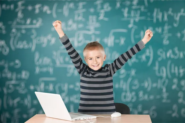 Skolan pojke med laptop — Stockfoto