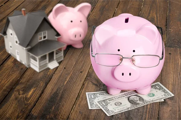 房子和猪存钱罐 — 图库照片