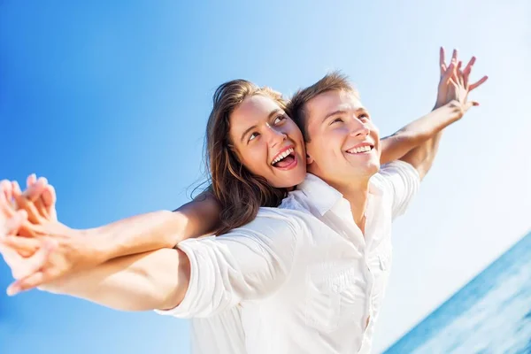 Pareja caminando en la costa del mar — Foto de Stock