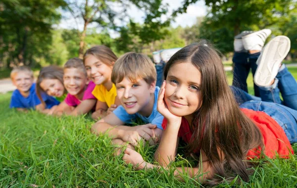 Bambini Allegri Erba Verde Concetto Infanzia — Foto Stock