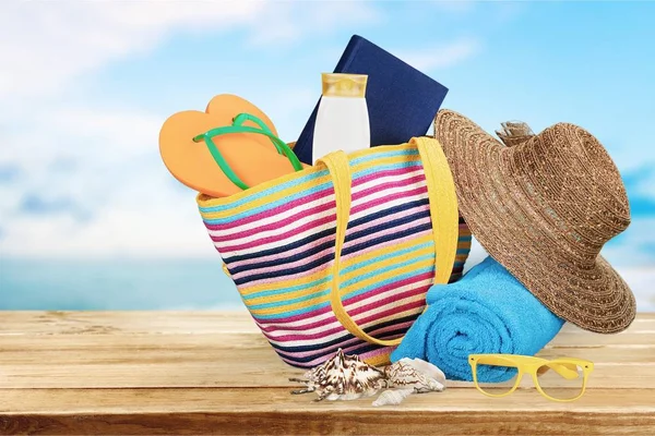 Bolsa de playa con un sombrero — Foto de Stock