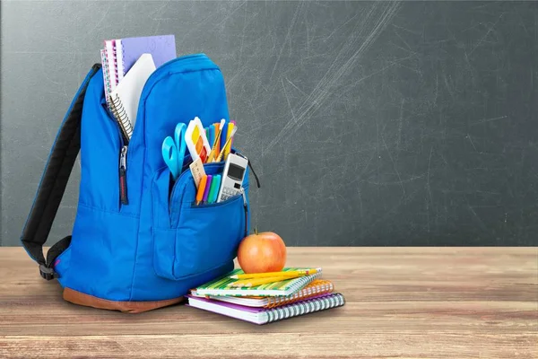 Papelería escolar en mochila —  Fotos de Stock