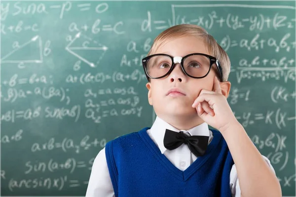 Junge mit Brille denkt nach — Stockfoto