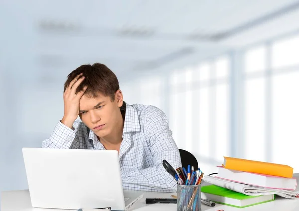 Joven hombre de negocios cansado —  Fotos de Stock