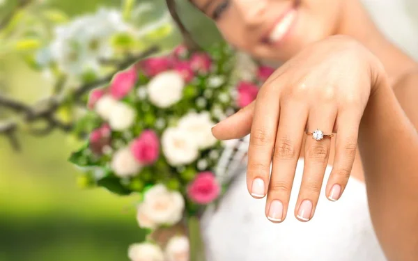 그녀의 반지를 보여주는 아름 다운 신부 — 스톡 사진