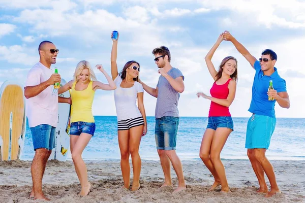 Amigos festejando na praia — Fotografia de Stock