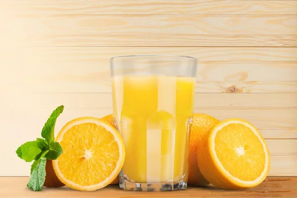 Verre de délicieux jus d'orange — Photo