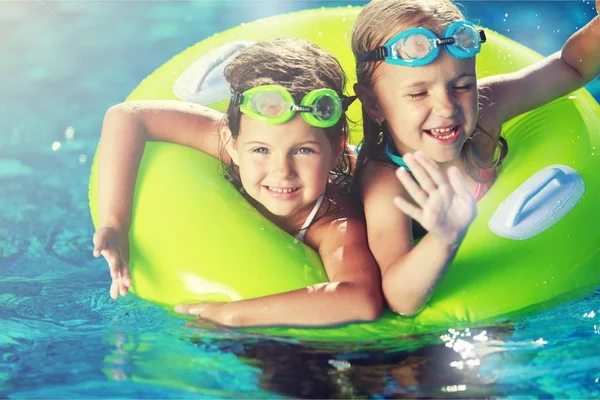 Les filles s'amusent dans la piscine . — Photo