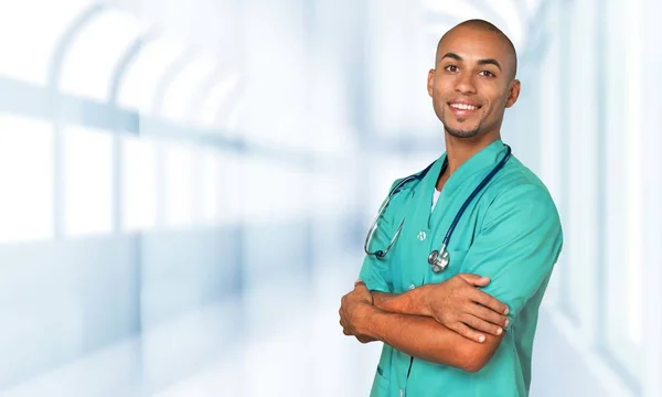 Médico bonito com estetoscópio — Fotografia de Stock