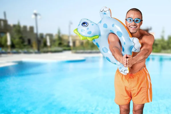 Genç adamın yanında Yüzme Havuzu — Stok fotoğraf