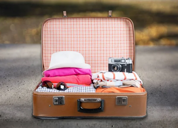 Подорожня валіза з одягом — стокове фото