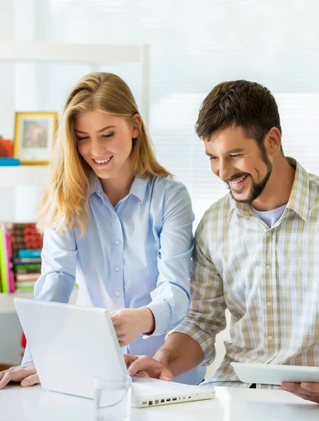 Coppia che lavora con il computer portatile — Foto Stock