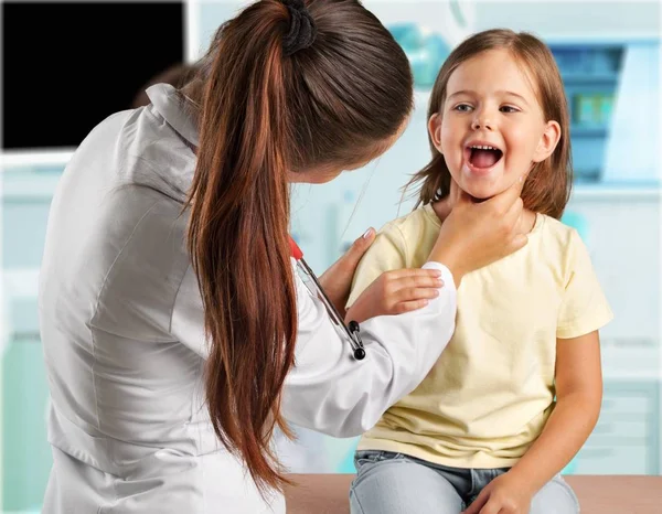 Giovane medico con bambina — Foto Stock