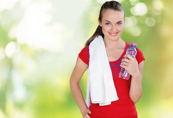 水とタオルを持つ若い女性 — ストック写真