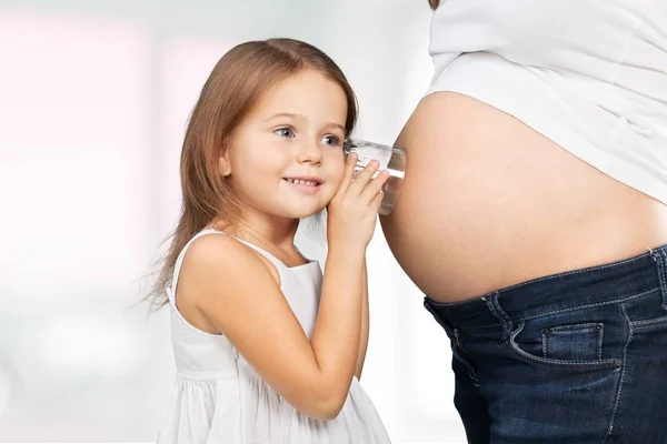 Zwangere vrouw met haar dochter — Stockfoto