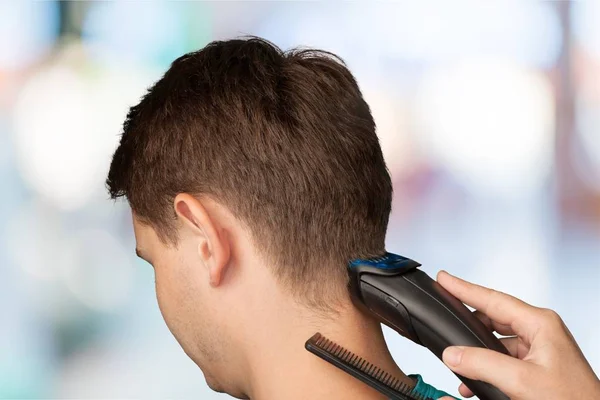 Homem com um corte de cabelo com cortadores de cabelo — Fotografia de Stock