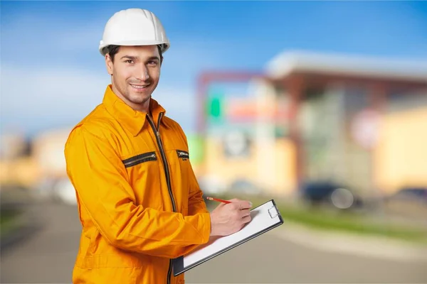 Mann mit Helm hält Ordner in der Hand — Stockfoto