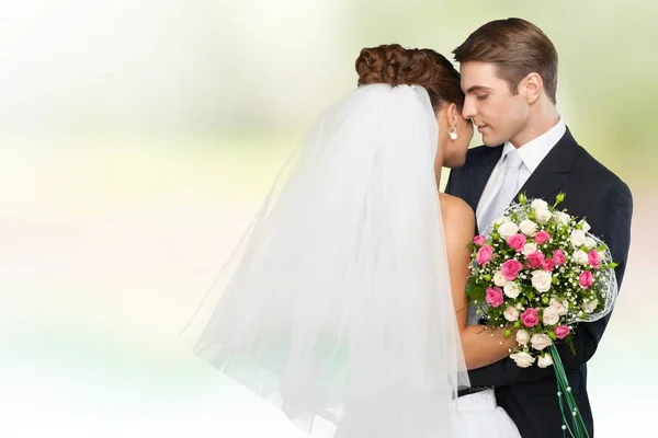 新娘和新郎抱着时尚花束 — 图库照片