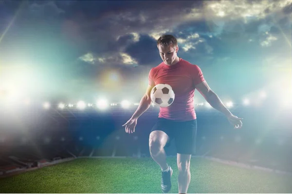 Hombre jugar con pelota de fútbol —  Fotos de Stock