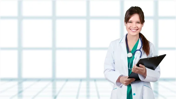 Female doctor with clipboard — Stock Photo, Image