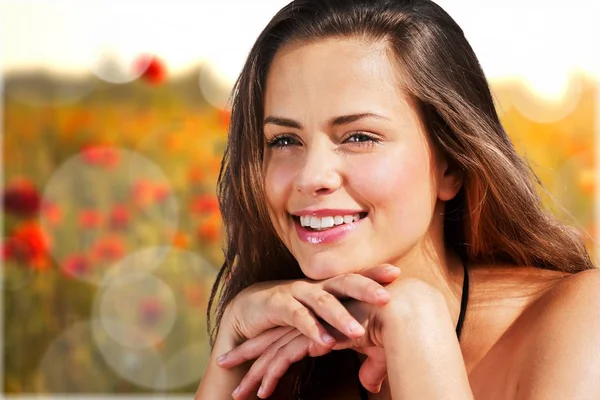 Kadın günbatımı ışığı altında