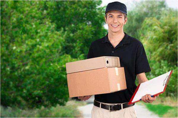 Homem de entrega com área de transferência — Fotografia de Stock