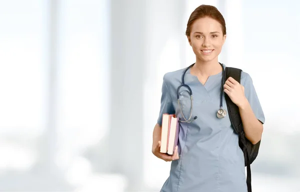 Aantrekkelijke jonge vrouwelijke studente geneeskunde — Stockfoto