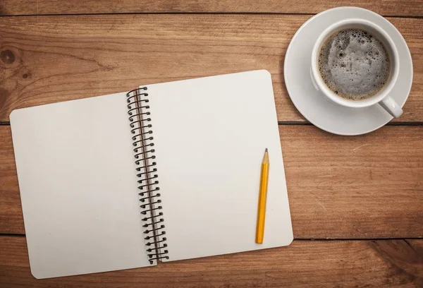 Xícara de café perto de notebook — Fotografia de Stock